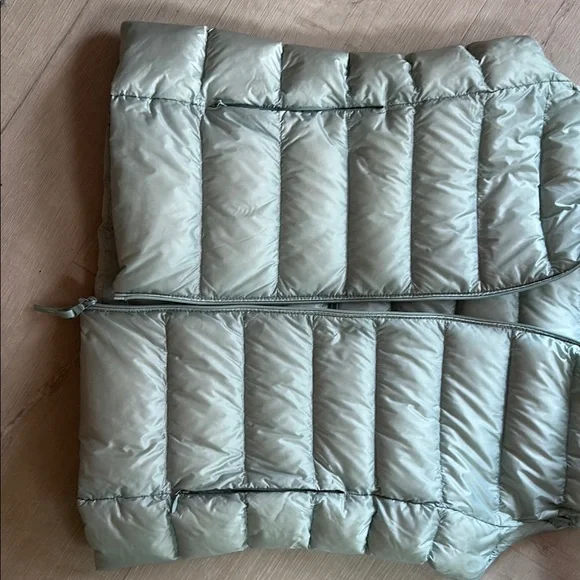 UNIQLO Ultra Light Blue Vest - Picture 4 of 9